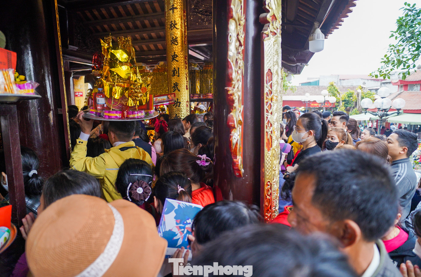 Không chen vào được bên trong đền, nhiều người đứng vái vọng từ bên ngoài.