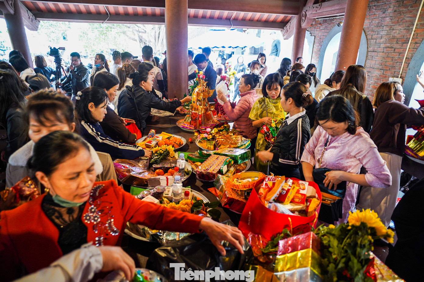 Du khách đông kín trong khu vực sắp đồ lễ dâng Bà Chúa Kho.