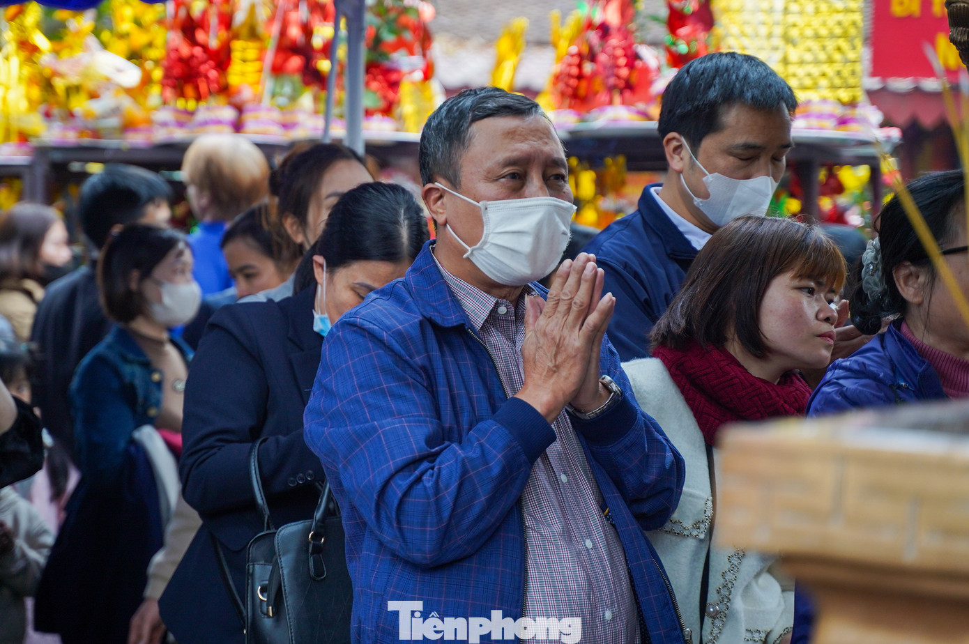 Không chen vào được bên trong đền, nhiều người đứng vái vọng từ bên ngoài.