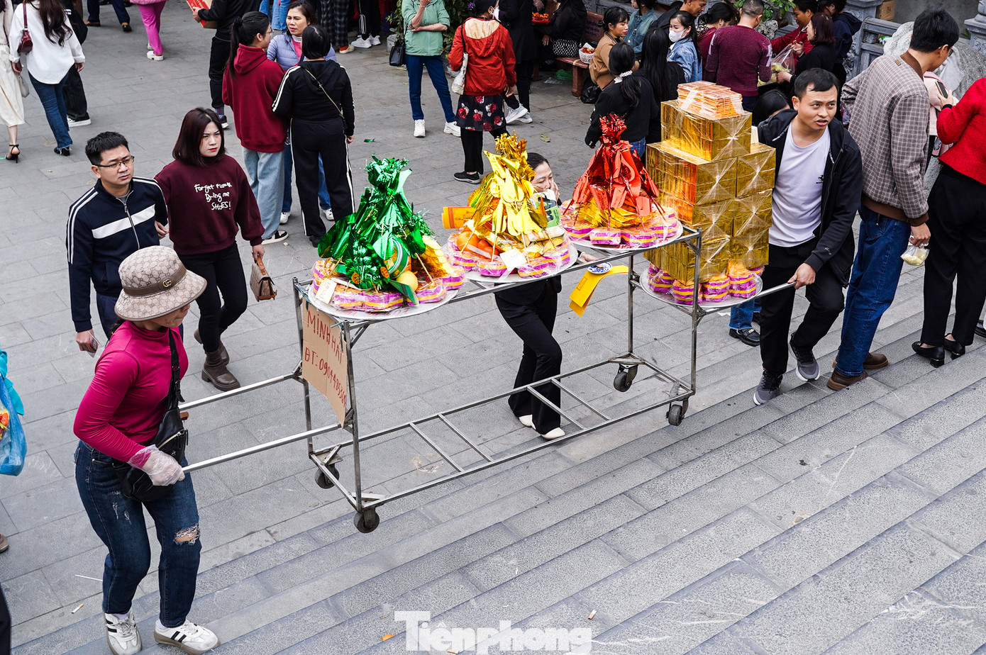 Anh Việt Hà (Hải Dương) chi ra gần 5 triệu đồng để mua 4 mâm lễ. Anh cho biết: "Hằng năm, cứ đến dịp tháng Giêng, tôi sẽ đến đền Bà Chúa Kho để xin lộc. Hy vọng năm mới công việc của tôi ngày càng thuận lợi, suôn sẻ".