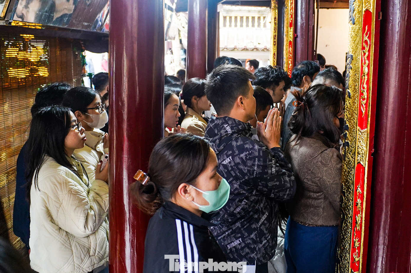 Không chen vào được bên trong đền, nhiều người đứng vái vọng từ bên ngoài.