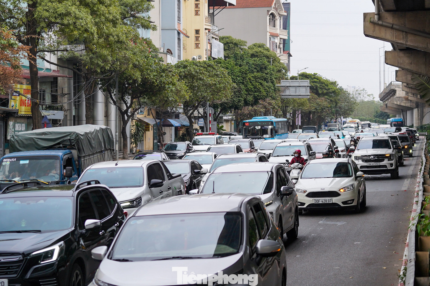 Do lượng phương tiện tăng đột biến, đường Đỗ Mười (quận Hoàng Mai) từ cuối giờ chiều, đã xảy ra ùn ứ cục bộ.