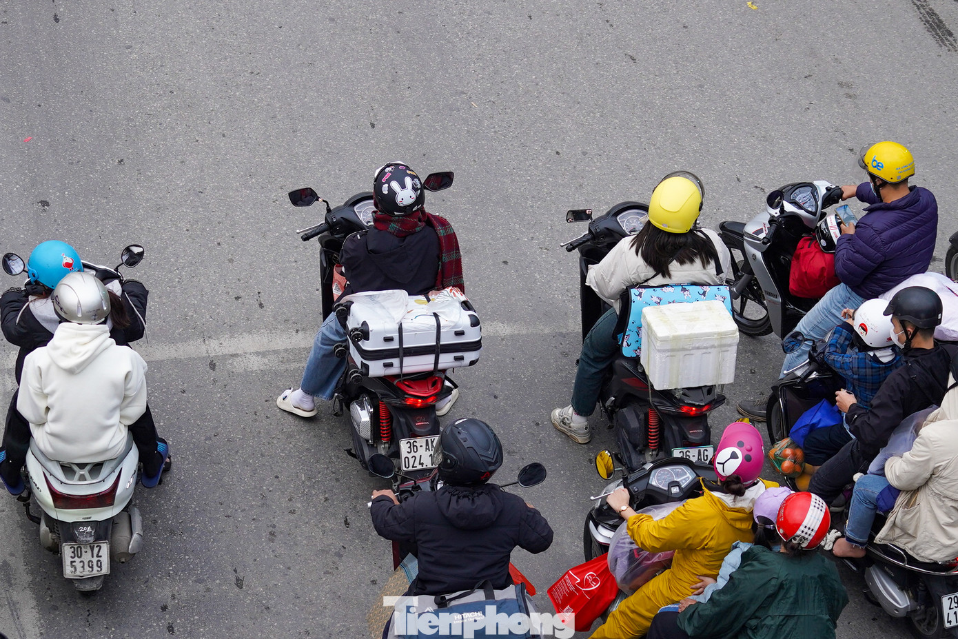 Người dân chấp hành nghiêm túc khi qua ngã tư có đèn tín hiệu giao thông.