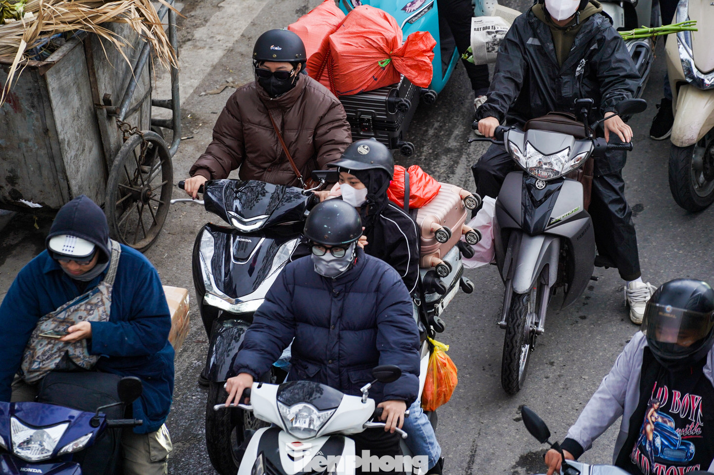 Sau kỳ nghỉ Tết, nhiều người di chuyển bằng xe máy trở lại Hà Nội, mang theo nhiều đồ đạc.