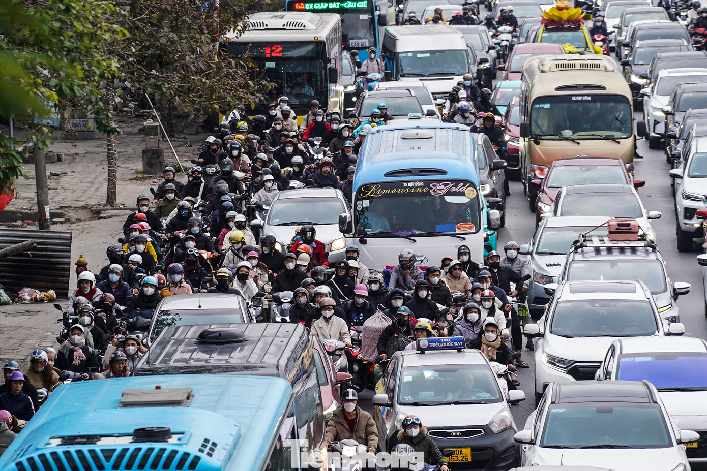 Xe máy và ô tô chen nhau trên các làn đường.
