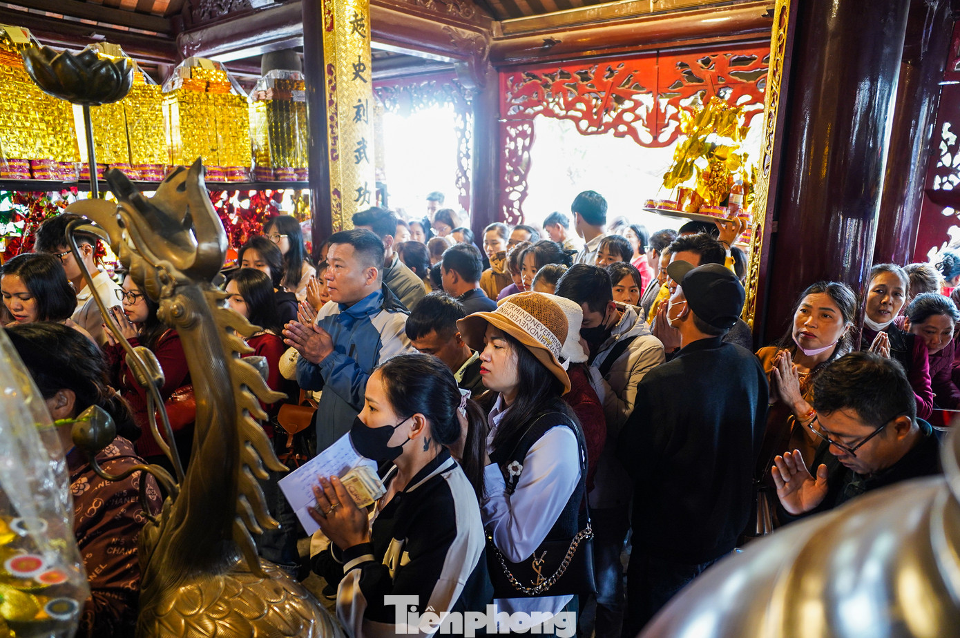 Bên trong đền chật kín du khách thập phương và người dân địa phương.