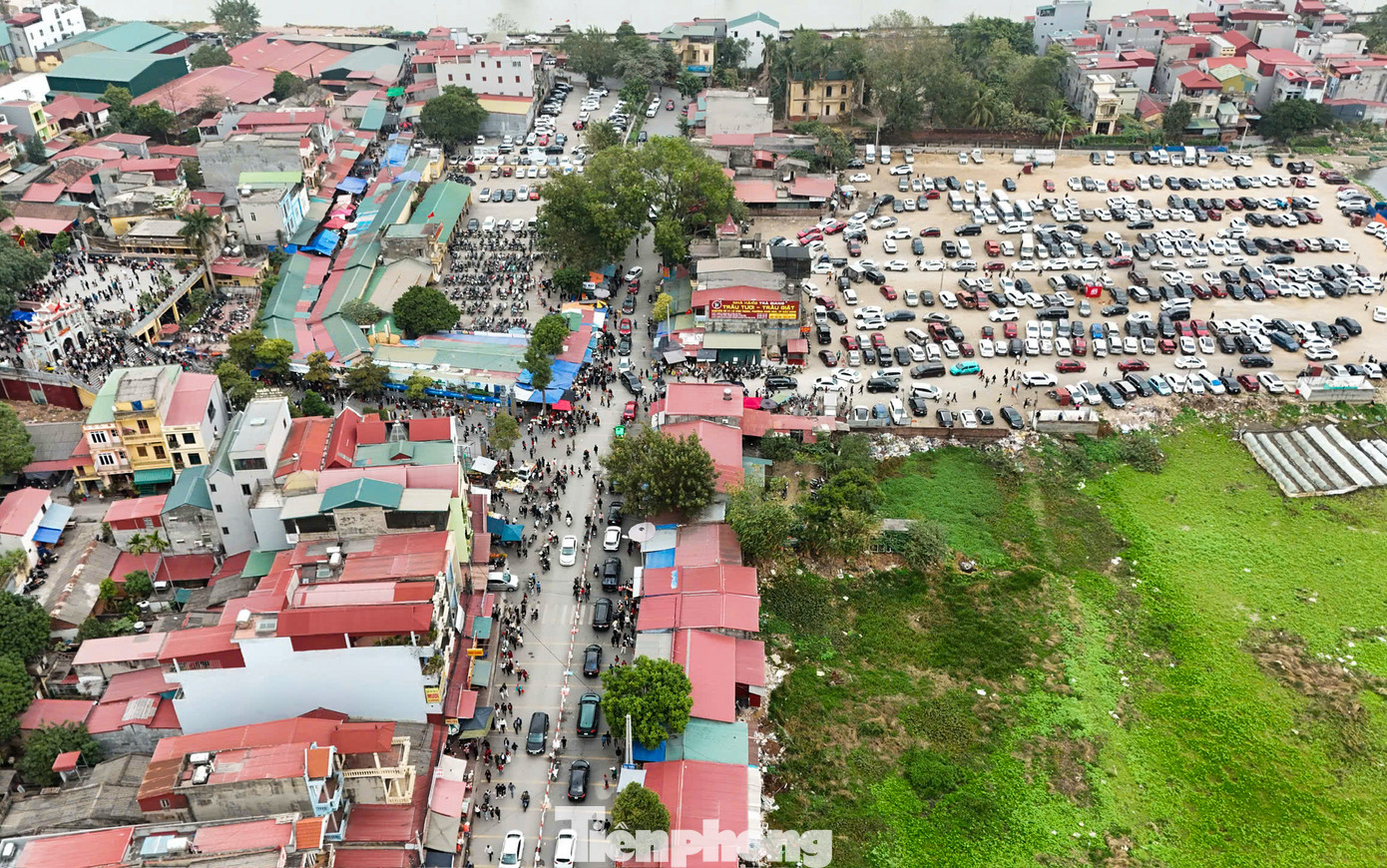 Các bãi xe quanh đền Bà Chúa Kho chật kín. Giá gửi xe là 50.000 đồng/lượt/ôtô; 5.000 đồng/lượt/xe máy.