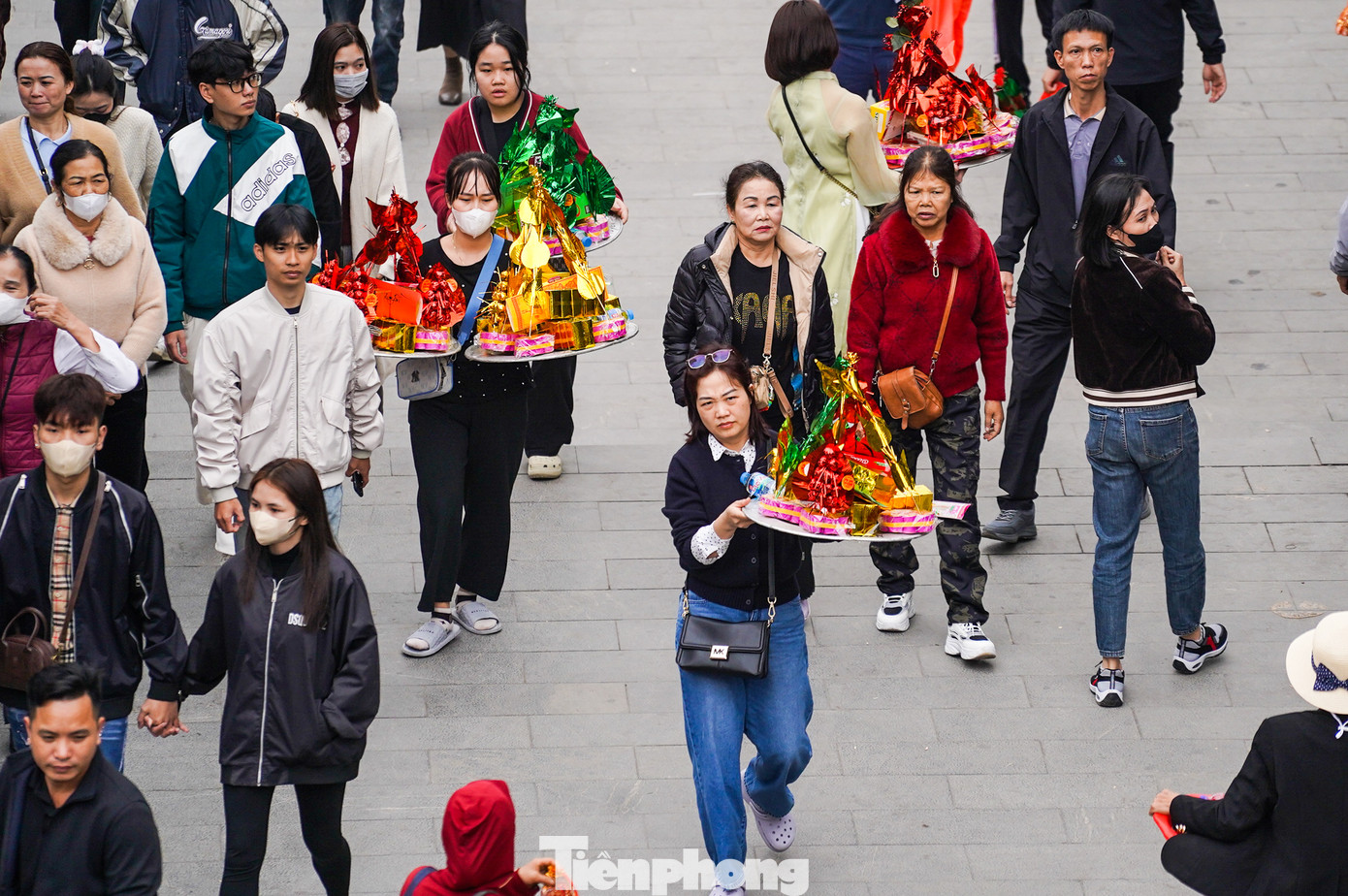 Nhiều người dân đến đây mua mâm lễ với dịch vụ trọn gói bao gồm vàng, hương... và có kèm cả người bưng mâm từ cổng vào ban thờ giữa đền. Giá của một mâm lễ giản đơn nhất cũng khoảng 150.000-500.000 đồng. Mâm lễ cầu kỳ với xôi gấc, gà luộc có giá khoảng 1 triệu đồng.
