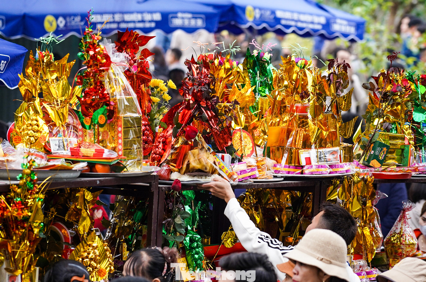 Trên các ban thờ, các giá để đồ lễ không còn chỗ trống.