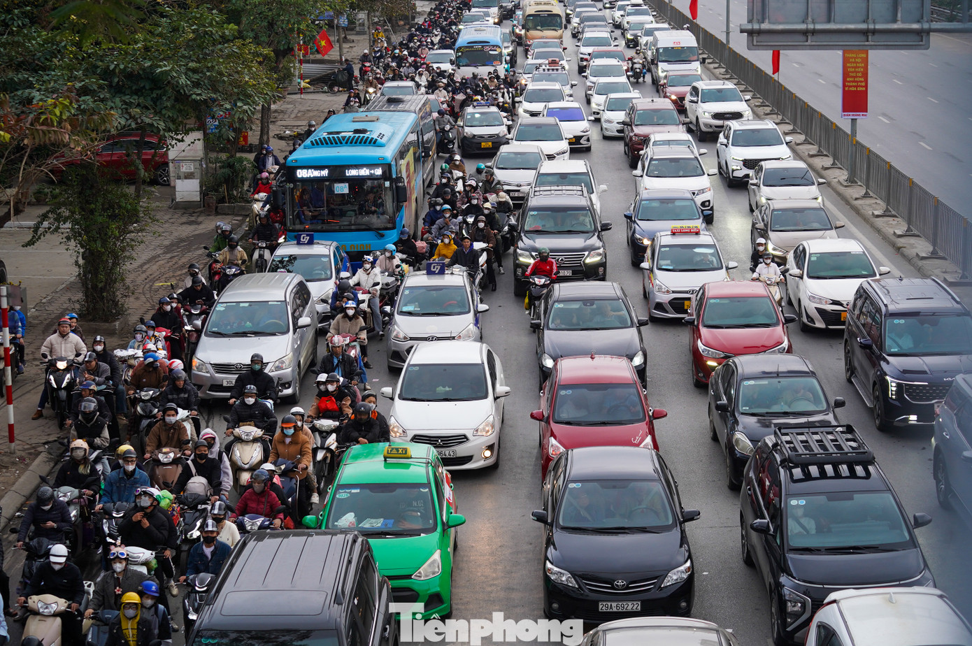 Khu vực đường Ngọc Hồi hướng vào trung tâm kẹt cứng. Các phương tiện phải chờ tới 3-4 nhịp đèn đỏ mới qua được ngã tư.