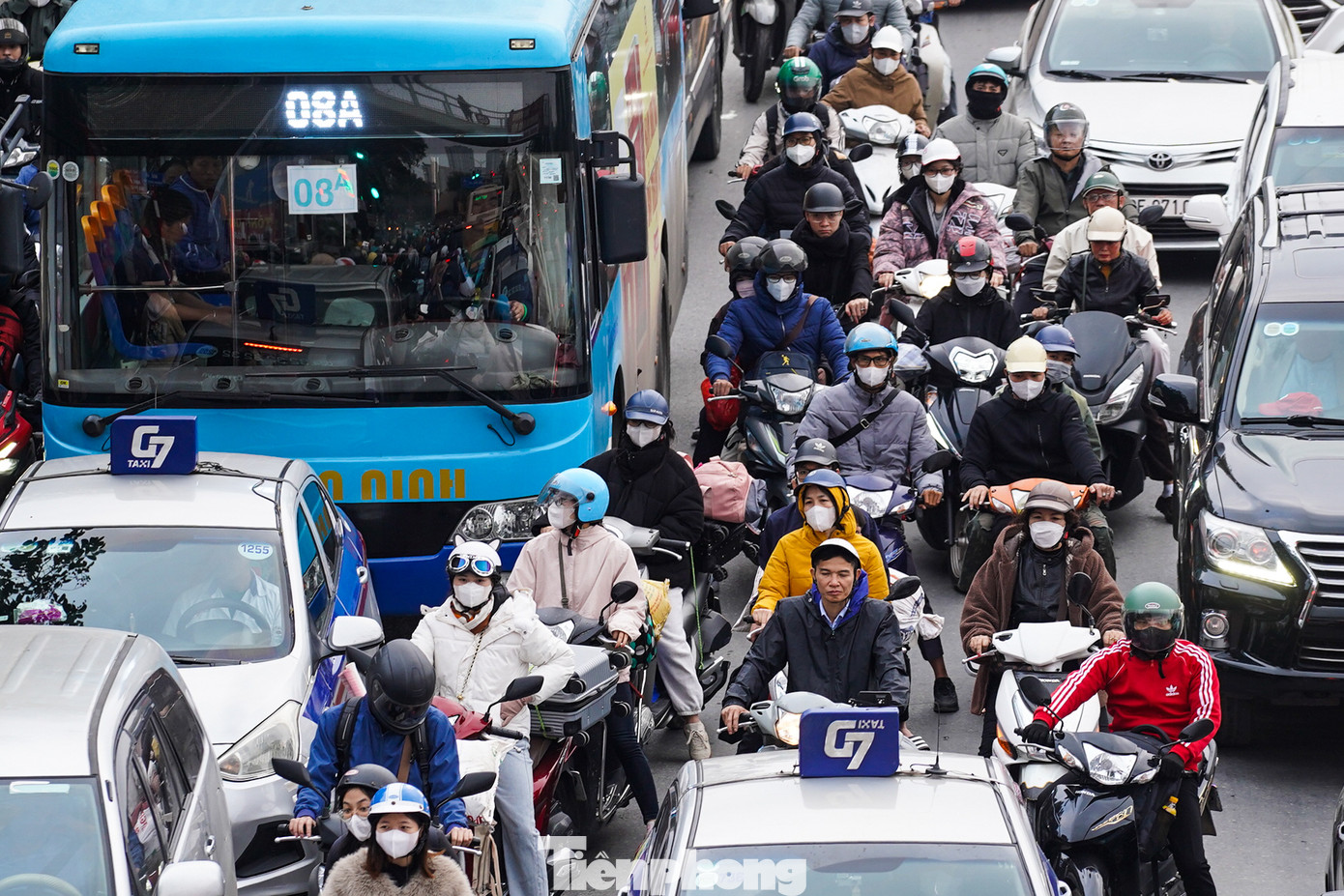 Theo ghi nhận của Tiền Phong, từ đầu giờ chiều ngày mùng 1/2 (tức mùng 4 Tết), nhiều người dân quay trở lại Hà Nội để chuẩn bị cho ngày làm việc vào ngày mùng 6 Tết (3/2).