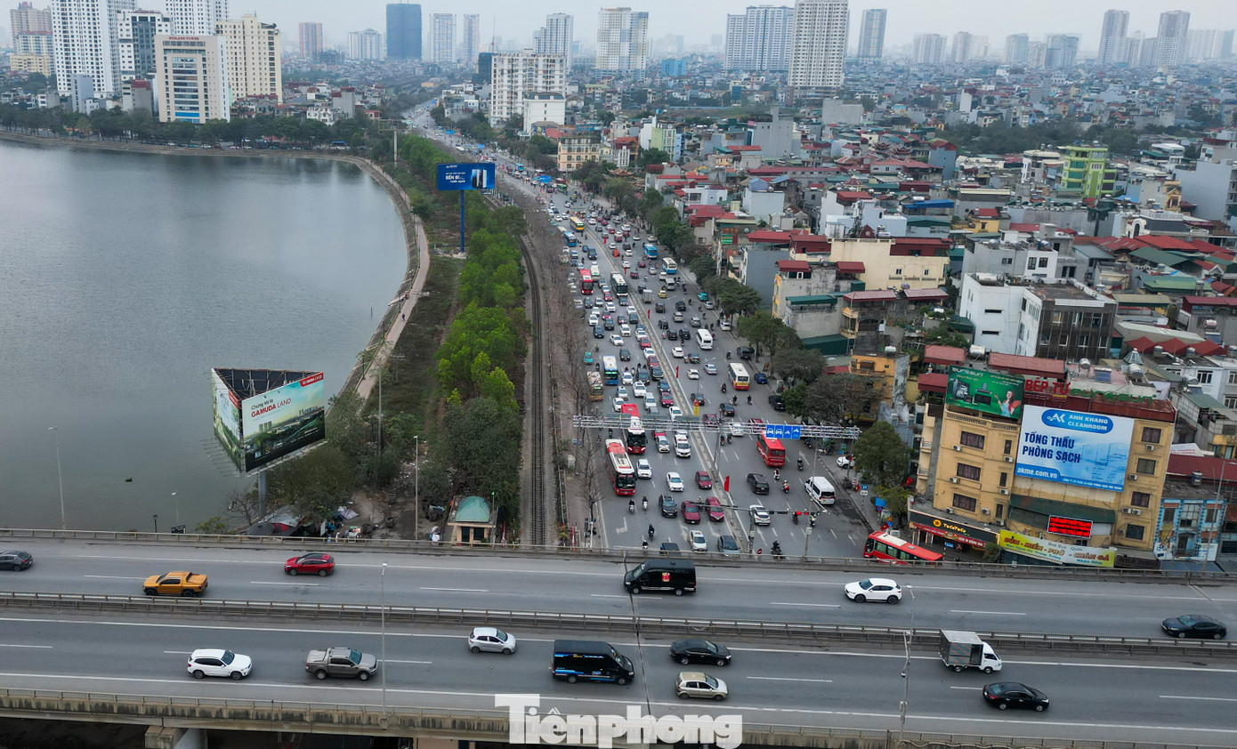 Dòng xe hướng vào trung tâm thành phố.