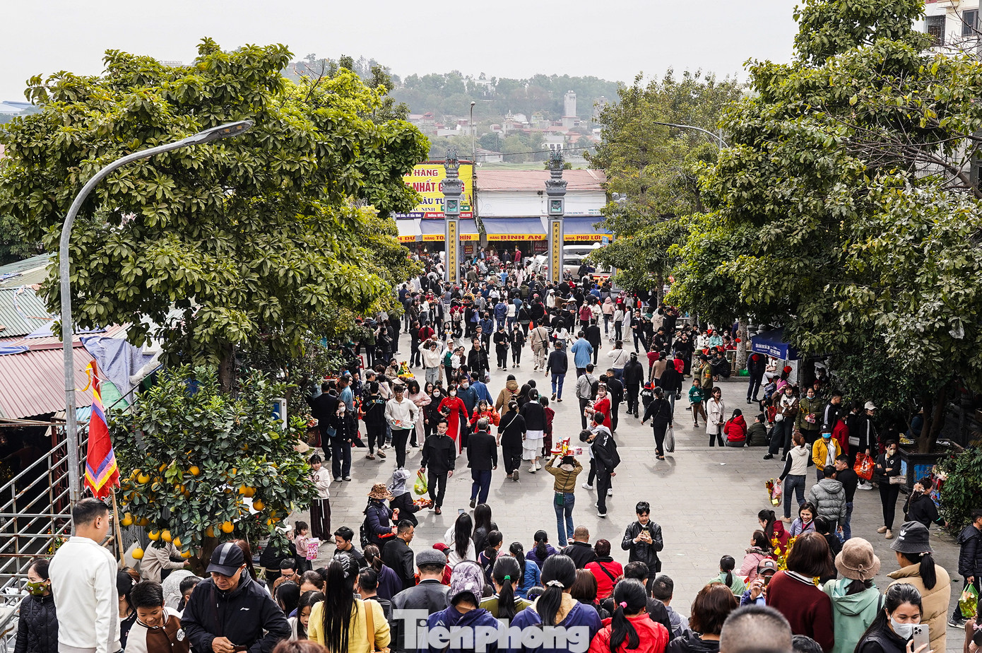 Càng về trưa, lượng người đổ về đền Bà Chúa Kho càng đông.