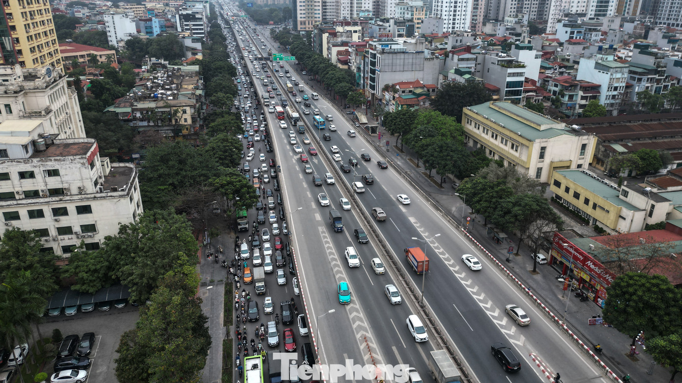 Chiều 7/2 (tức 28 Tết), sau khi kết thúc ngày làm việc cuối cùng của năm 2024, rất đông người dân, lao động tại Hà Nội hối hả trở về quê để bắt đầu kỳ nghỉ Tết Giáp Thìn. Tại nhiều tuyến đường Thủ đô, có rất đông các loại phương tiện cá nhân và xe khách lưu thông theo hướng ra khỏi Hà Nội.