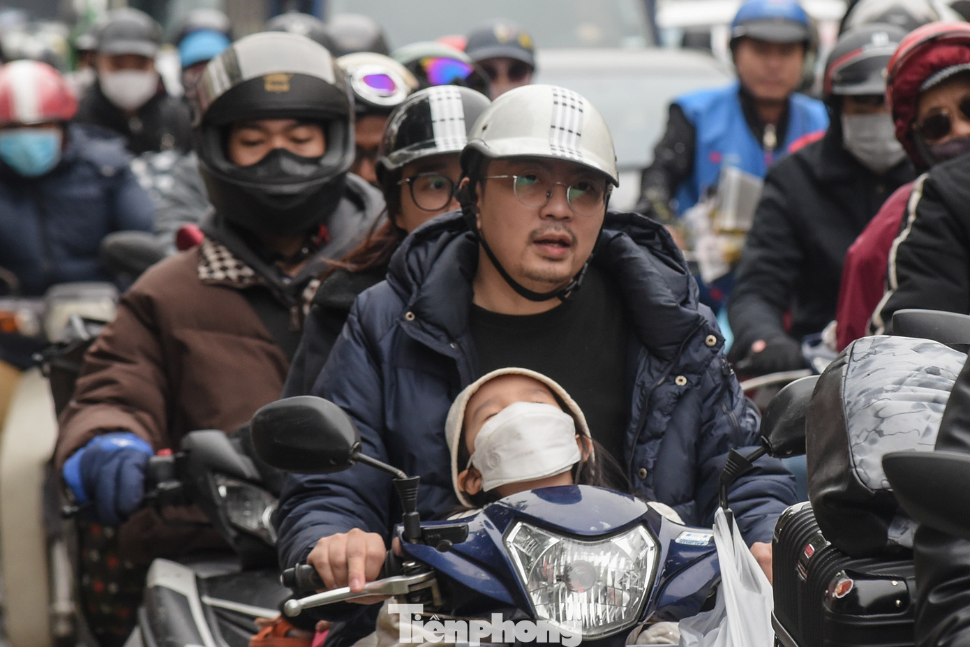 Một số em bé cảm thấy mệt mỏi khi phải đi trong tình trạng kẹt xe kéo dài.