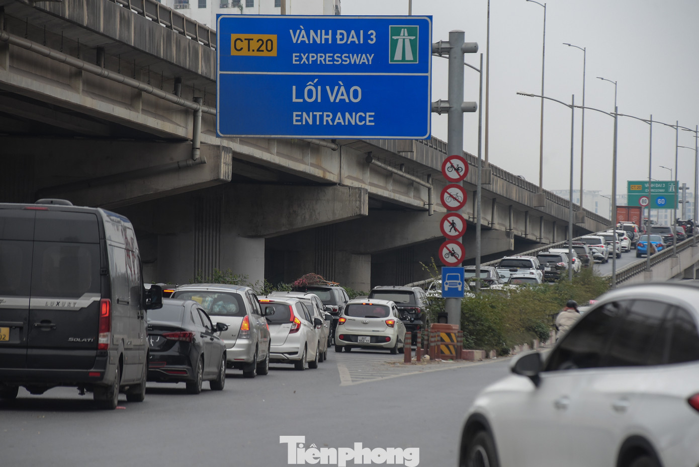 Lối vào Vành Đai 3 hướng đi Pháp Vân - Cầu Giẽ các phương tiện xếp hàng để lên cao tốc.