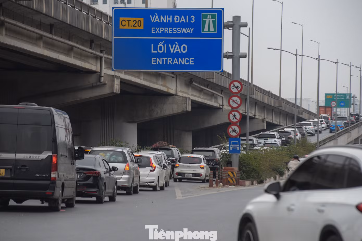 Lối vào Vành Đai 3 hướng đi Pháp Vân - Cầu Giẽ các phương tiện xếp hàng để lên cao tốc.