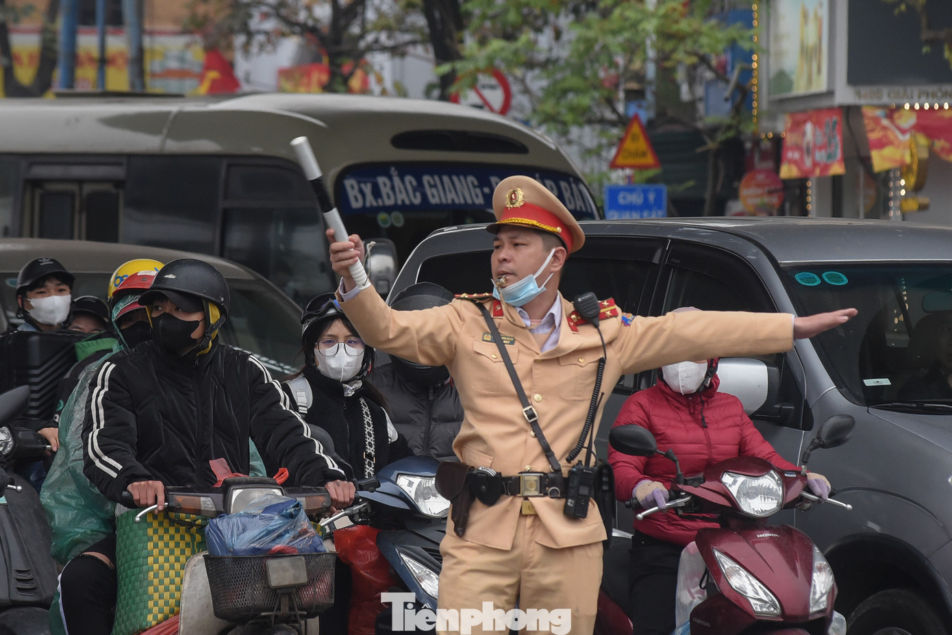 Lực lượng chức năng điều phối giao thông ở bến xe Nước Ngầm.