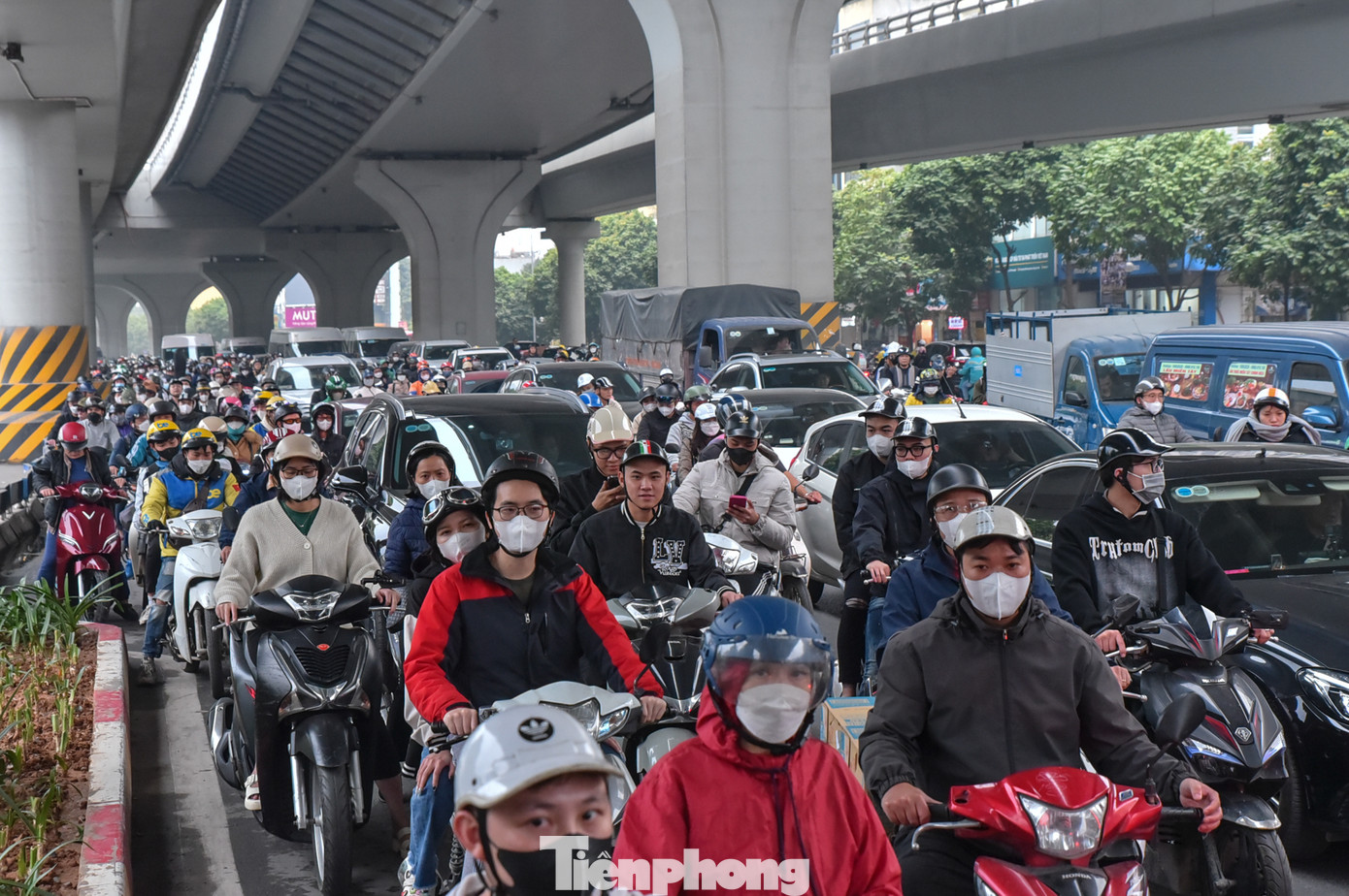 Đường Trường Chinh các phương tiện phải nhích từng tí một để di chuyển.