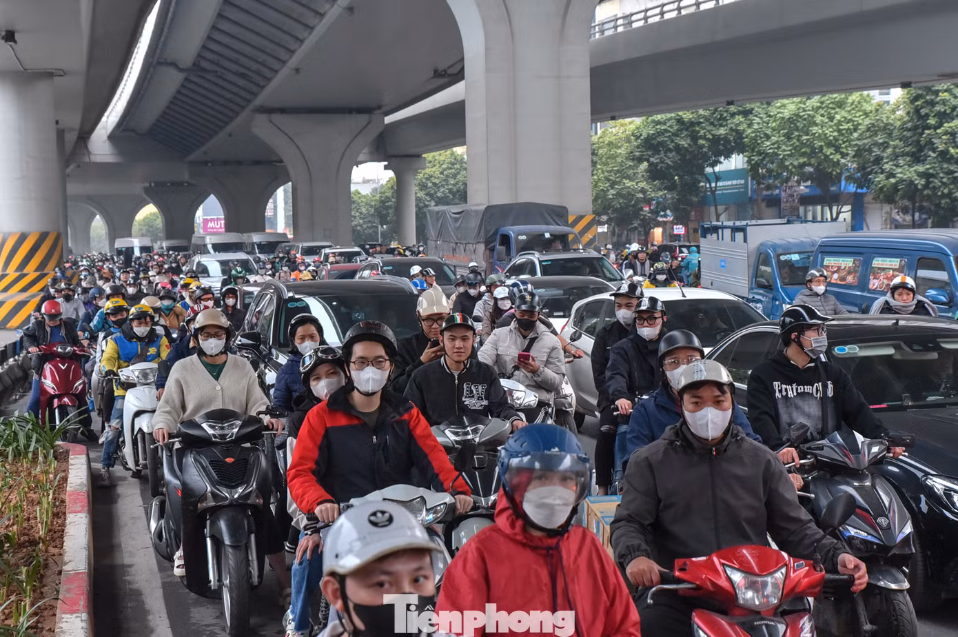 Đường Trường Chinh các phương tiện phải nhích từng tí một để di chuyển.