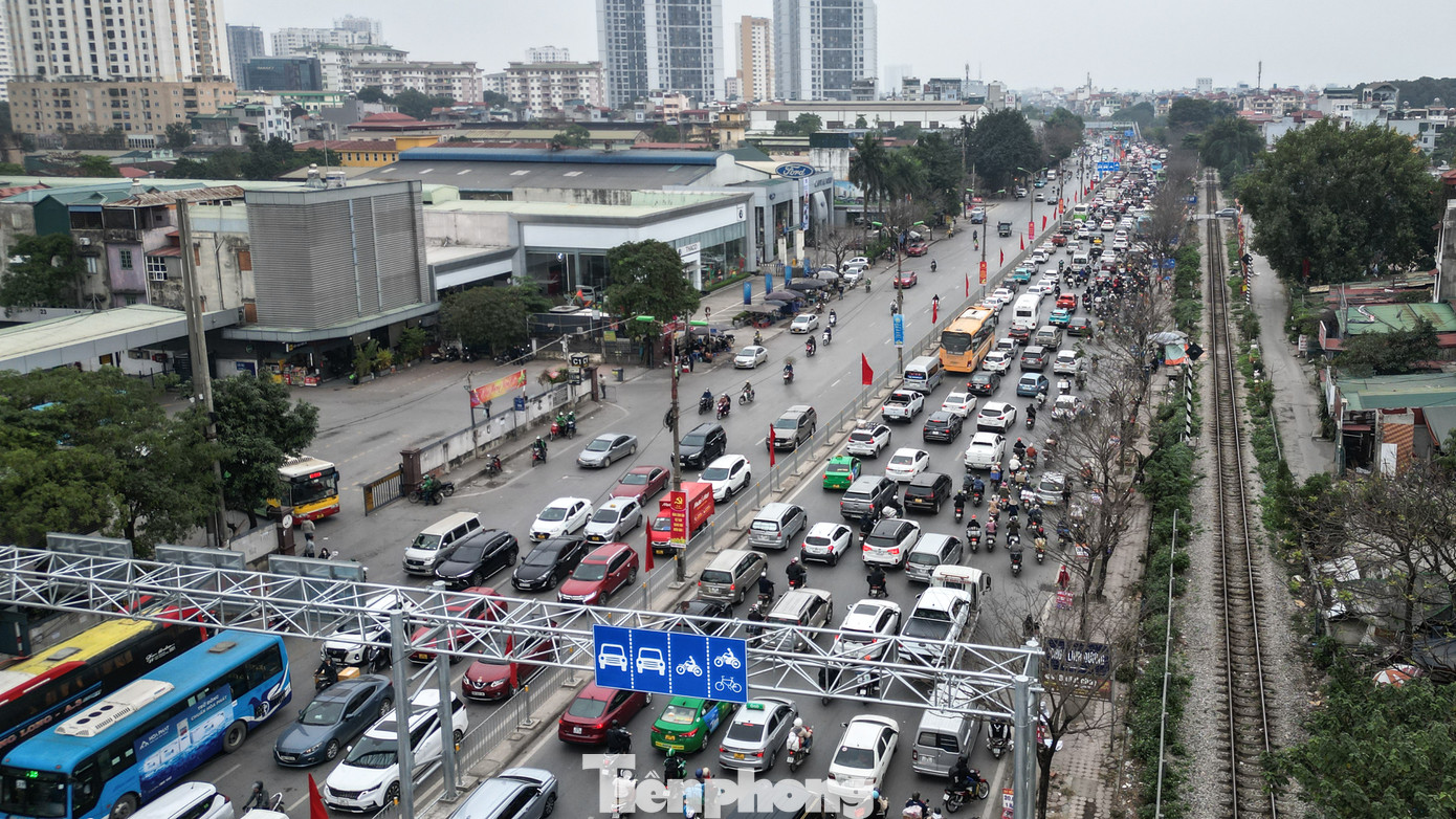 Tại Bến xe Nước Ngầm, lúc khoảng 15 giờ, rất nhiều người đổ về quê, hàng dài xe cộ chậm rãi nối đuôi nhau.
