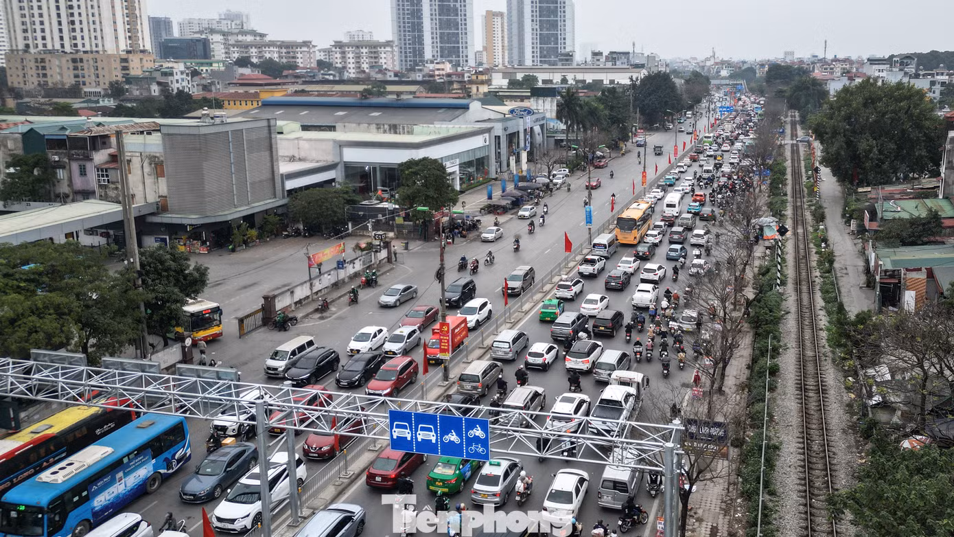 Tại Bến xe Nước Ngầm, lúc khoảng 15 giờ, rất nhiều người đổ về quê, hàng dài xe cộ chậm rãi nối đuôi nhau.