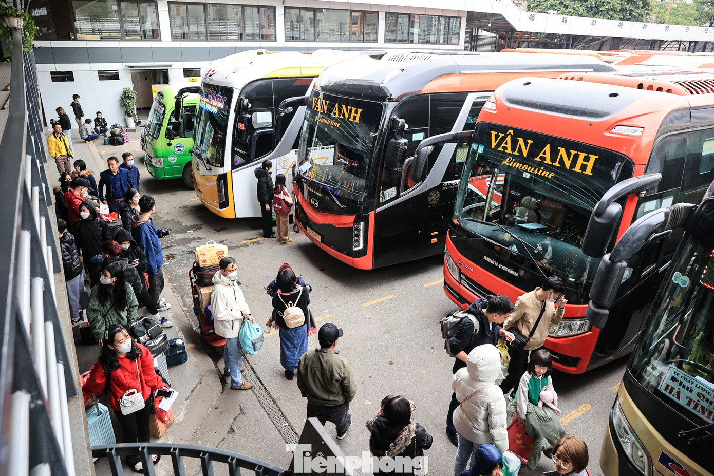 Bên trong bến xe Nước Ngầm không xảy ra tình trạng chen lấn hay quá đông đúc.