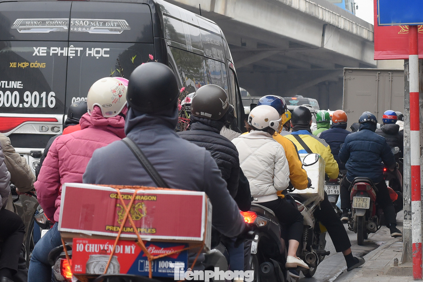 Ai nấy đều đồ đạc "lỉnh kỉnh" để về quê đón Tết.