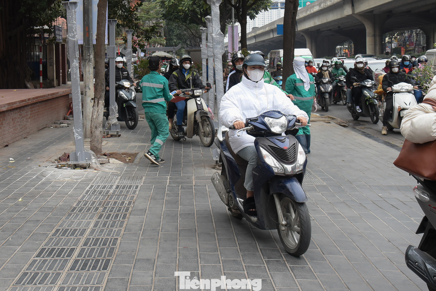 Một số phương tiện leo lên vỉa hè mong "thoát tắc".