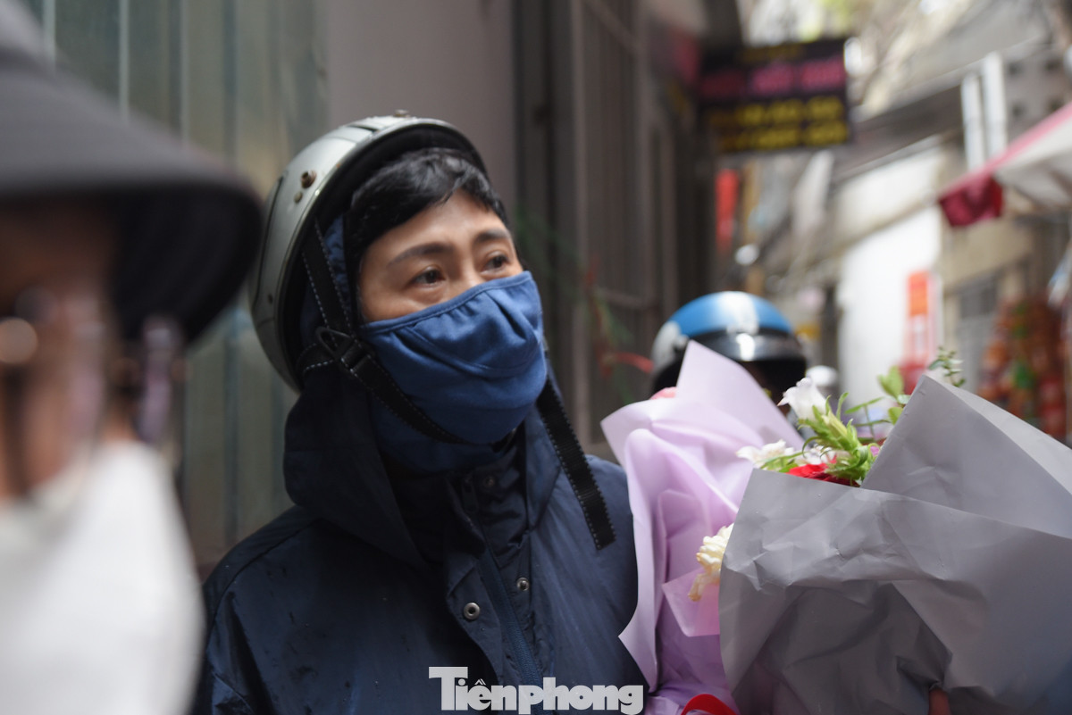 Không chỉ người thân, những người hàng xóm xung quanh cũng đã đến đặt những vòng hoa tỏ lòng thương tiếc với những người xấu số.