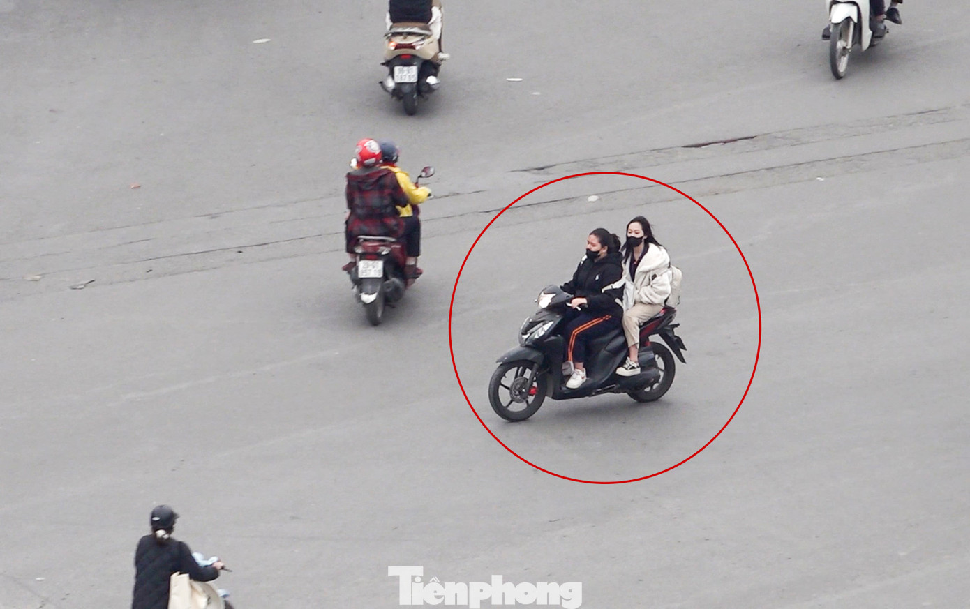 Nút giao thông Ô Chợ Dừa (quận Đống Đa, thành phố Hà Nội) là nơi tiếp giáp của 7 tuyến đường có mật độ phương tiện cao, thường xuyên xảy ra ùn tắc do một số người dân không chấp hành luật lệ giao thông.