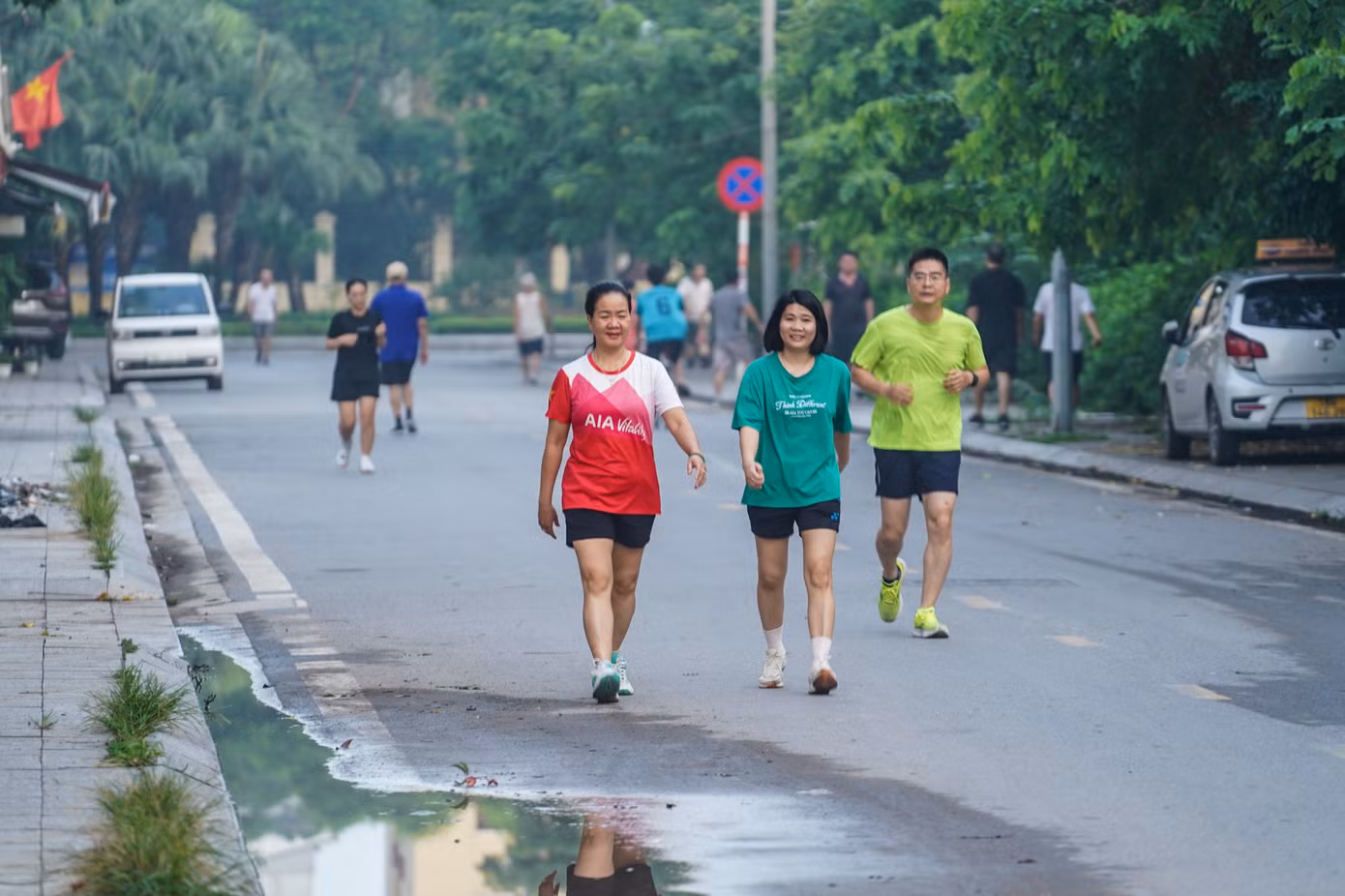 Đến khoảng 6h sáng nay (4/7), công viên vẫn ngập trong biển nước, người dân tập thể dục sớm phải đi lên vỉa hè hoặc lề đường xung quanh thay vì vào bên trong như thường lệ.