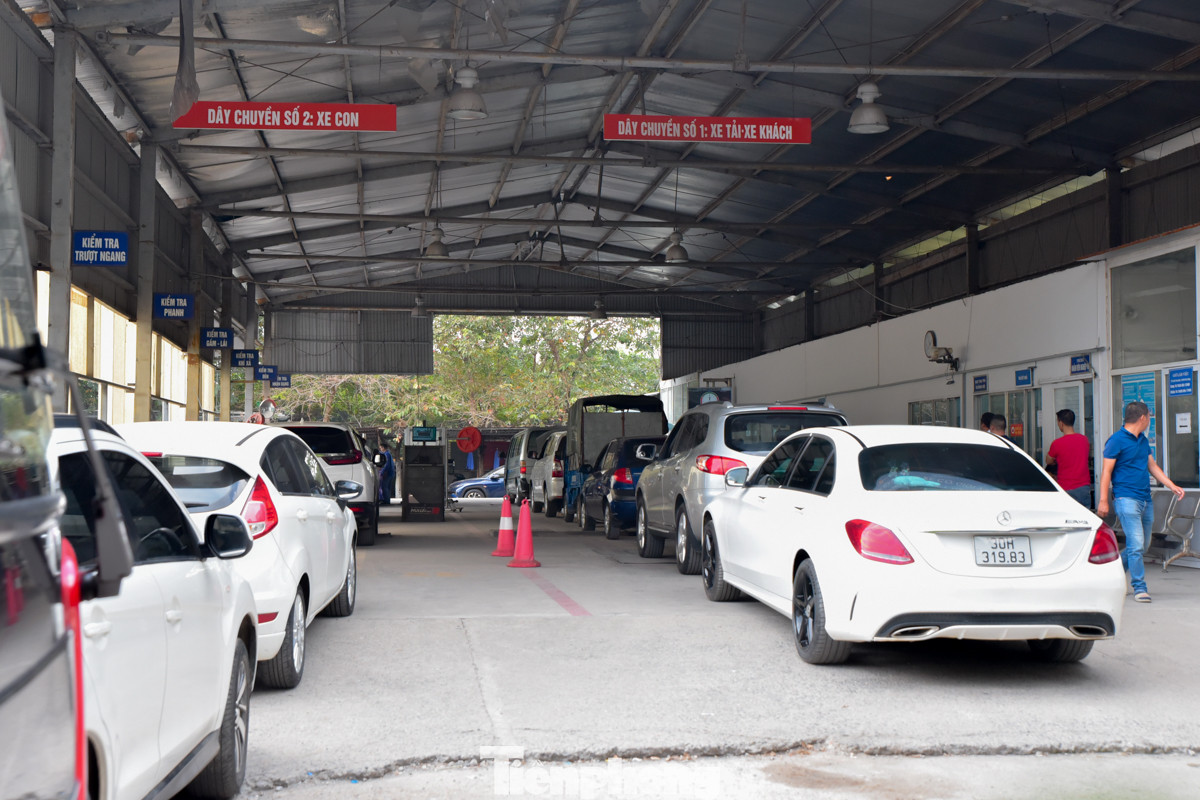 Những chiếc xe lần lượt được các nhân viên kiểm tra, tiến hành đăng kiểm.