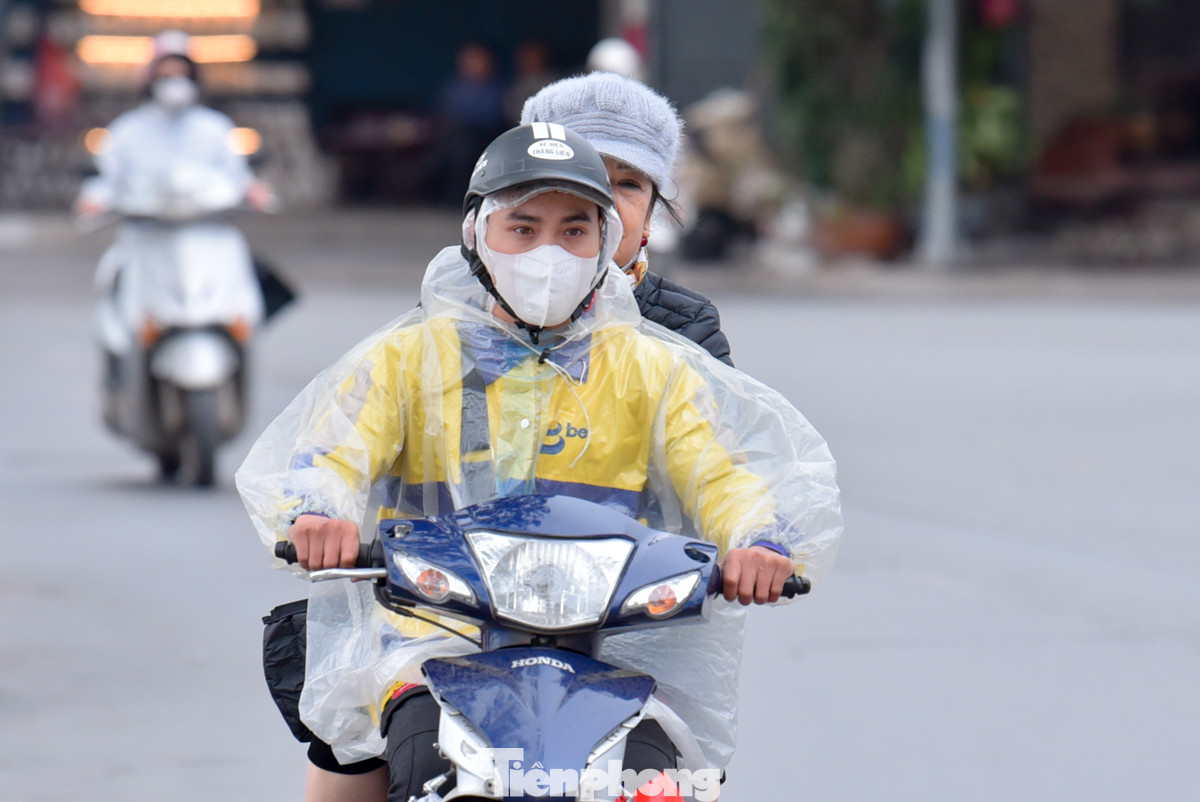 Ghi nhận của PV Tiền Phong, trên nhiều tuyến phố như Lạc Long Quân, Trích Sài, Cầu Giấy... có gió lớn khiến người dân di chuyển khá khó khăn.