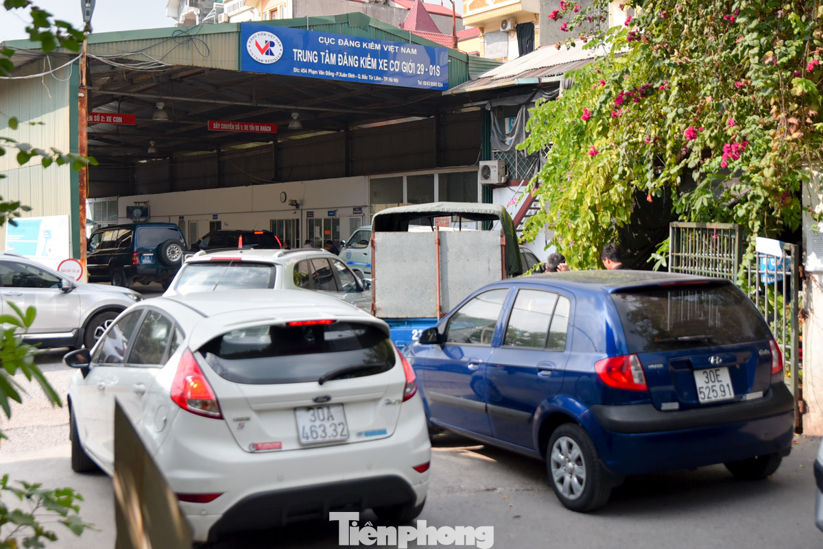 Tại Trung tâm Đăng kiểm xe cơ giới 29-01S, 13 giờ 30, sau khi trung tâm nghỉ trưa, thế nhưng, tình trạng xe chờ đăng kiểm cũng không gây quá tải, ùn tắc như trước đây.