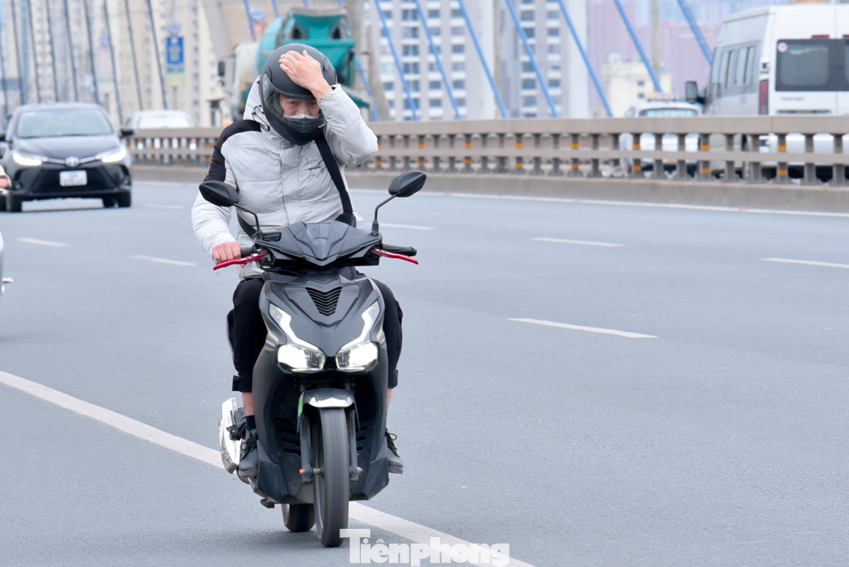 Các phương tiện liêu xiêu trong gió.