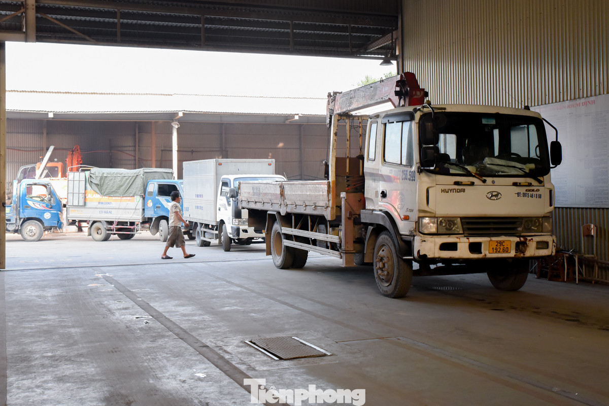 Tại Trung tâm Đăng kiểm 29-07D (Đông Anh, Hà Nội) tuy lượng xe tăng đột biến với khoảng gần 100 xe/ngày, người dân phải xếp hàng chờ kiểm định song dây chuyền kiểm định vận hành liên tục, năng lực đáp ứng kiểm định của trung tâm này vẫn có thể đáp ứng được gấp 1-2 lần nữa.