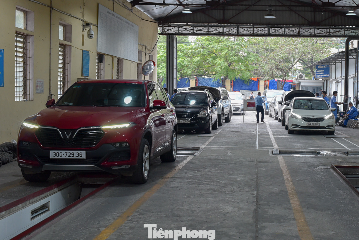 Được biết, từ 3/6, hệ thống tự động gia hạn đăng kiểm với ô tô cá nhân dưới 9 chỗ chính thức vận hành. Theo đó, sẽ có gần 1,4 triệu phương tiện được tự động xác nhận thời hạn hiệu lực của giấy chứng nhận, tem kiểm định thêm 6 tháng mà không cần phải đến các trung tâm đăng kiểm xe cơ giới. Tuy nhiên, theo ghi nhận, nhiều chủ xe vẫn đến tận trung tâm đăng kiểm để yên tâm hơn khi tham gia giao thông.