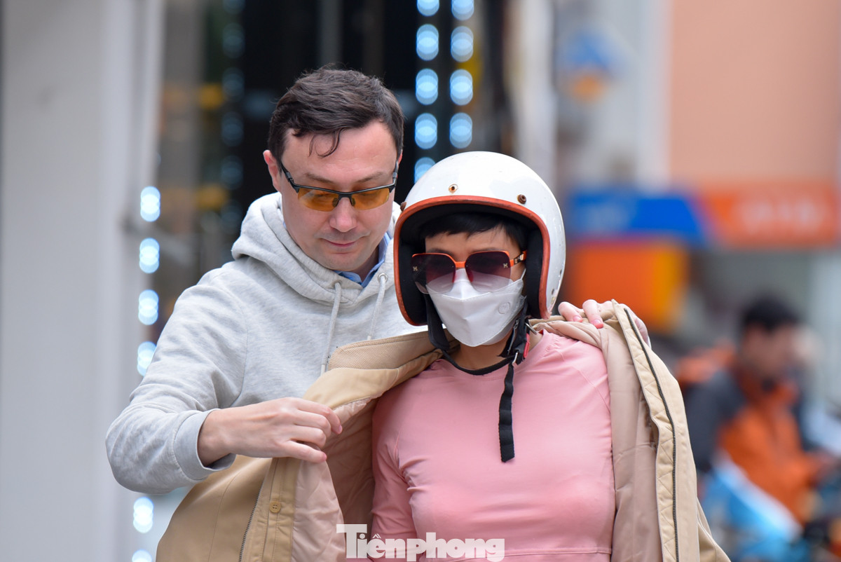 Ngoài áo ấm, người dân ra đường cũng không quên tự trang bị khăn, mũ, khẩu trang... để tránh cái lạnh đột ngột tràn về