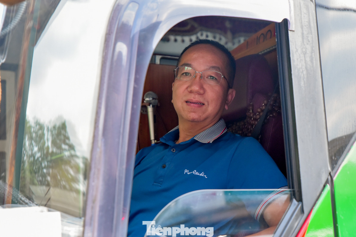 Anh Nguyễn Phi Khanh (Cầu Giấy, Hà Nội) cho biết, hiện tại quy trình phục vụ đăng kiểm xe anh thấy rất nhanh, thoải mái. &quot;Tôi đến đăng kiểm tính cả xếp hàng đến lượt mới chỉ hơn 1 tiếng, như thế là quá tốt, anh em tài xế đỡ chờ lâu&quot;, anh Khanh chia sẻ.