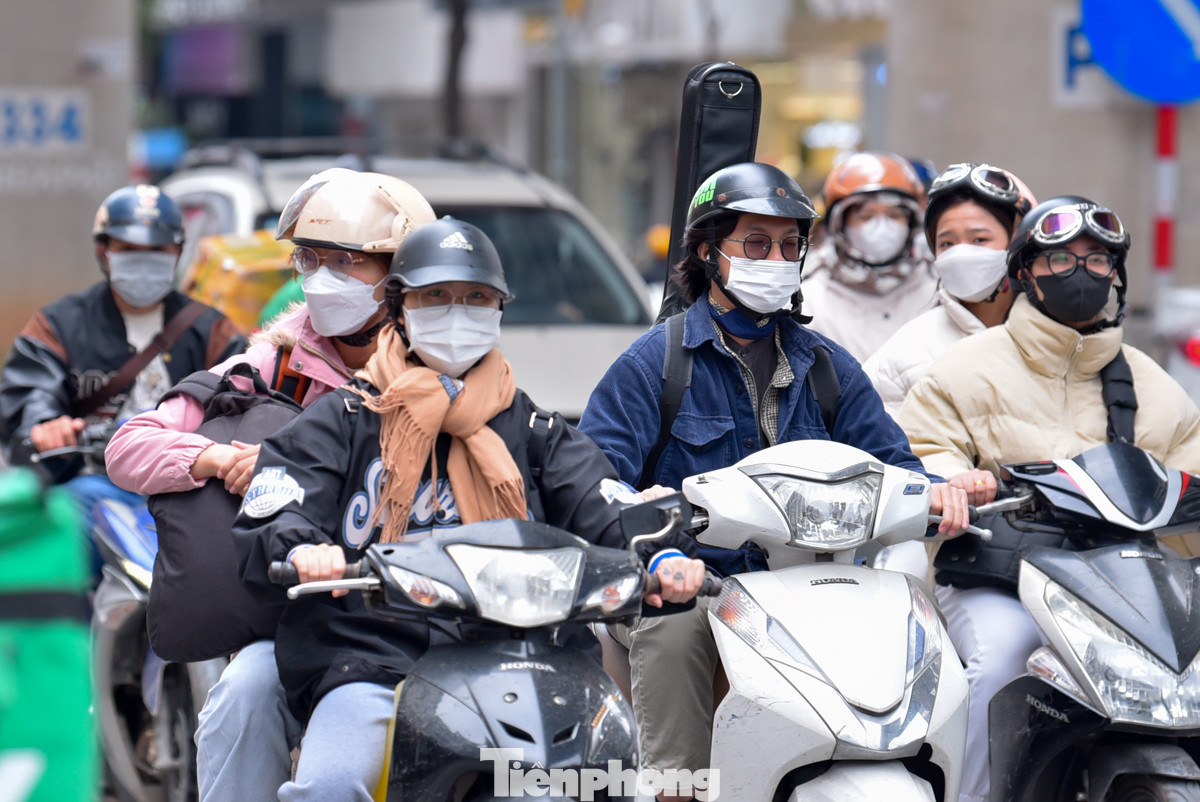 Theo thông tin từ Trung tâm khí tượng Thủy văn Quốc gia, ngày 16/12, không khí lạnh mạnh đã ảnh hưởng đến vùng núi phía Bắc và khu Đông Bắc Bắc Bộ. Đặc biệt tại Thủ đô Hà Nội, nền nhiệt giảm sâu, thấp nhất chỉ còn 11-14 độ.