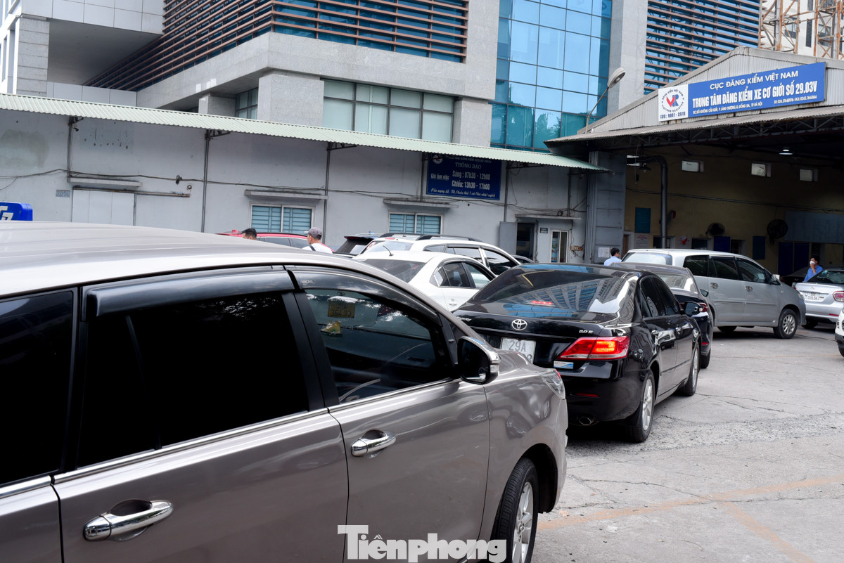 Theo nhiều chủ phương tiện chia sẻ, thái độ đăng kiểm viên dạo gần đây đã cải thiện hơn trước rất nhiều, có những trung tâm đăng kiểm còn chủ động gọi điện báo trước lịch kiểm tra cho chủ phương tiện, đồng thời hỗ trợ kiểm tra phạt nguội.