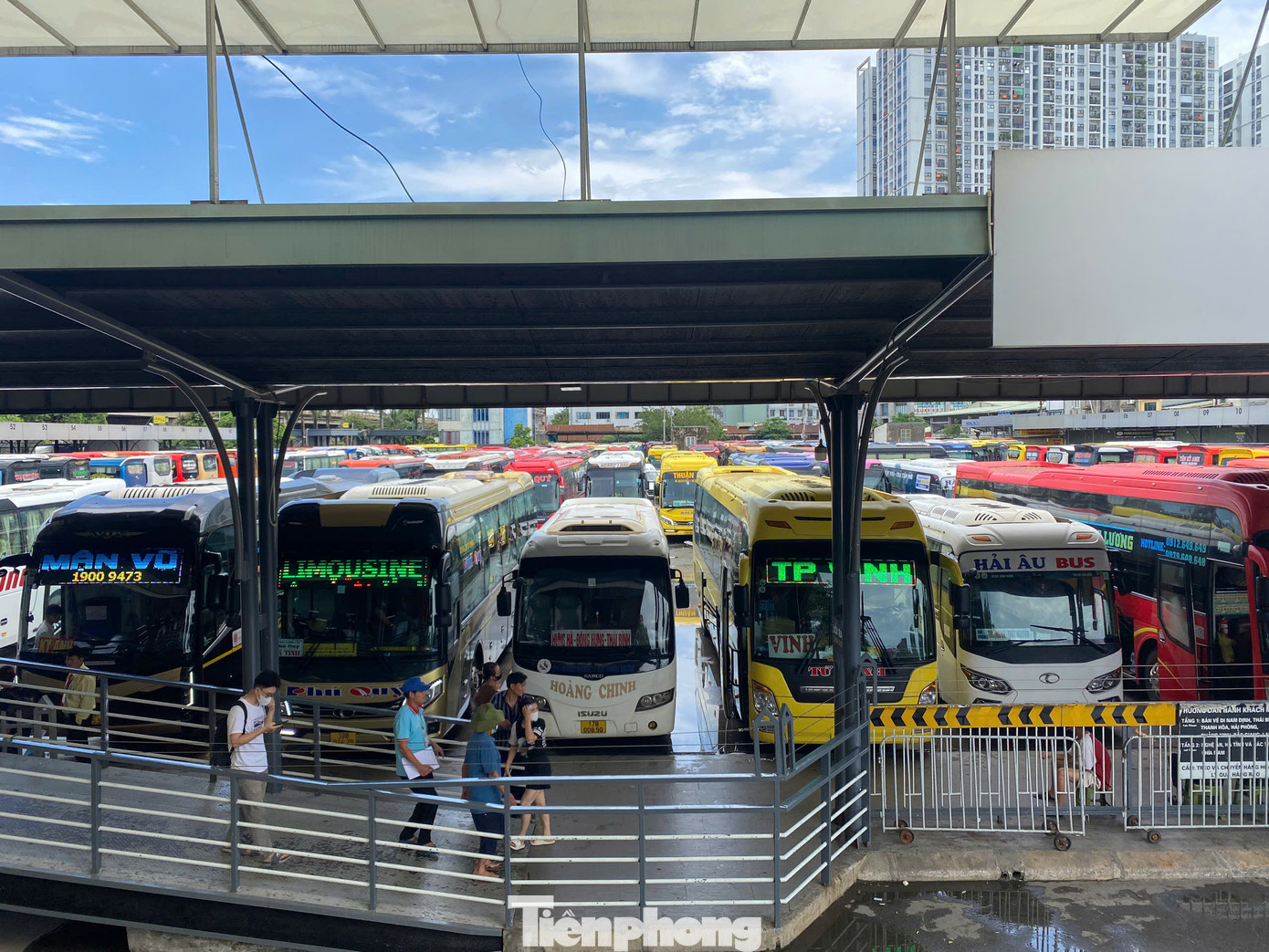 Bến xe Nước Ngầm lúc 11 giờ trưa nay đã rất đông người. Bến xe Nước Ngầm lúc 11 giờ trưa nay đã rất đông người.