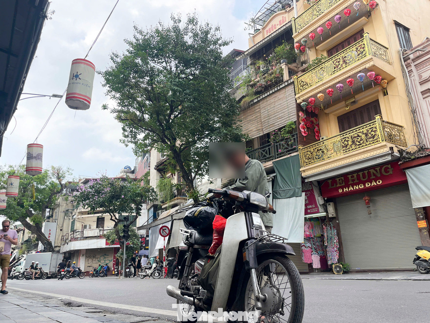 Ông Khánh (một shipper) cho biết: "Tôi nhận được đơn từ cửa hàng quen qua điện thoại, đến nơi thì có người hé cửa đưa hàng ra". Ông Khánh (một shipper) cho biết: "Tôi nhận được đơn từ cửa hàng quen qua điện thoại, đến nơi thì có người hé cửa đưa hàng ra".