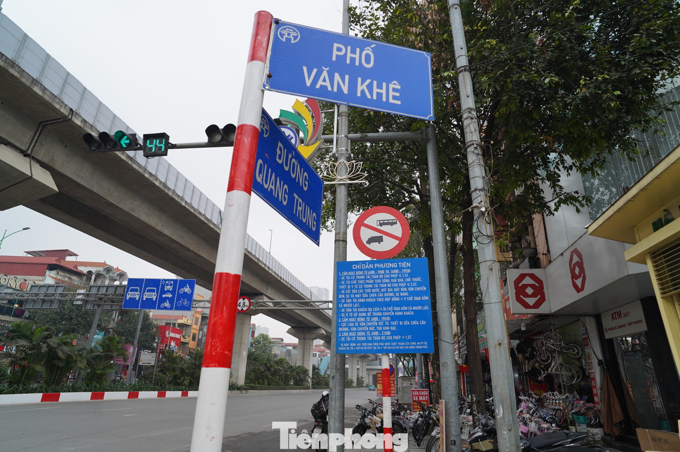 Tuyến phố Văn Khê (đoạn giao với Lý Thường Kiệt, Trần Đăng Ninh và đường Quang Trung, quận Hà Nội), khoảng cách chưa đầy 300m có tới ba biển đặt cùng một vị trí là biển tên đường, biển chỉ dẫn và biển báo giao thông.