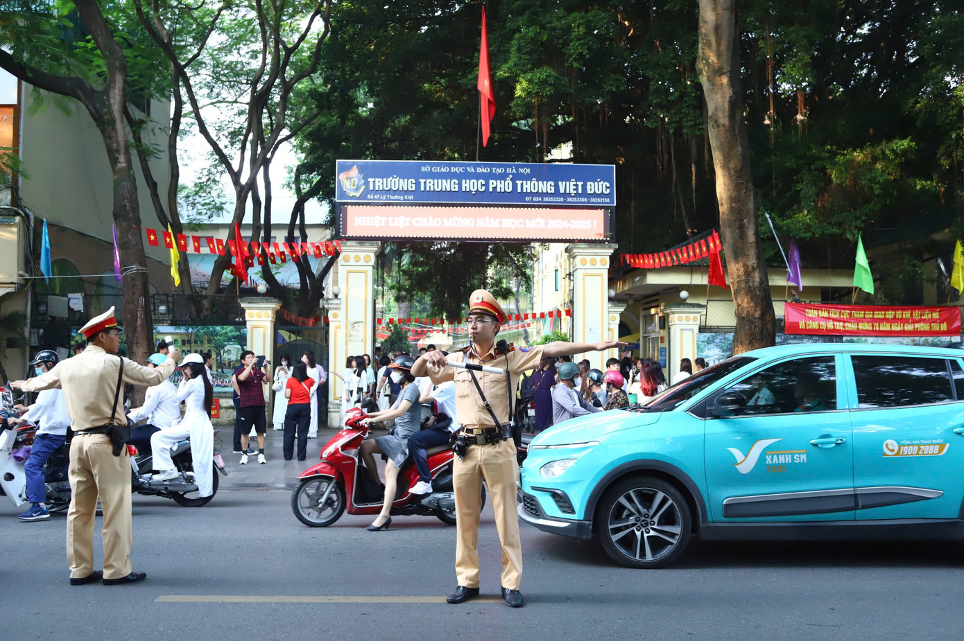 Cổng trường THPT Việt Đức, phụ huynh di chuyển thuận lợi đưa con đến trường.