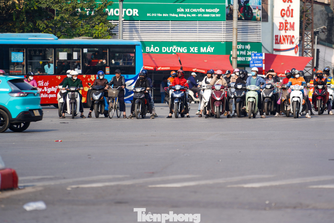 Tuy nhiên, sau 3 ngày Nghị định 168 có hiệu lực, tại nút giao này, đa số các phương tiện đã chấp hành đèn tín hiệu giao thông.