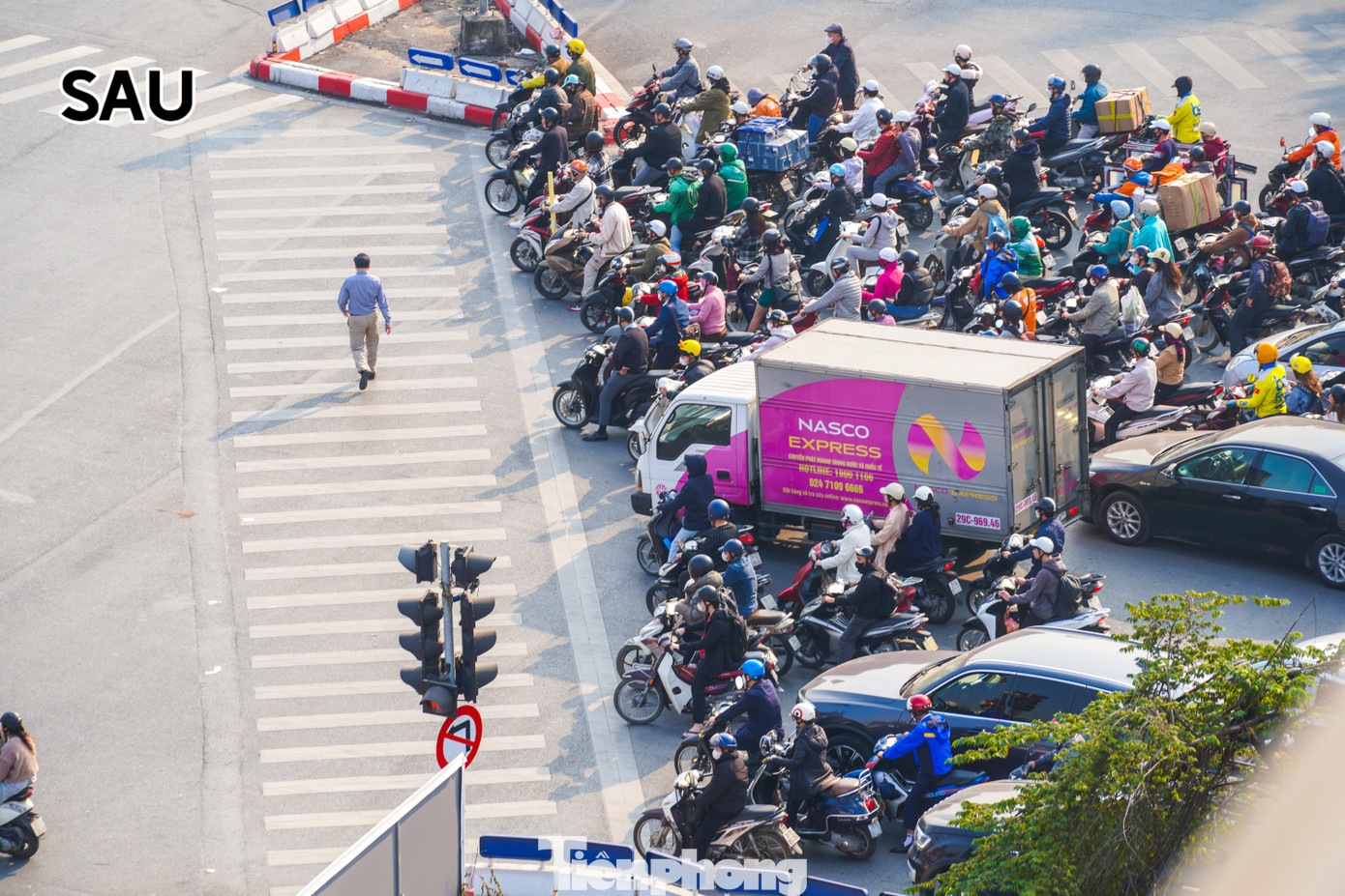 So với trước đây, hiện tại, người đi đã có thể sang đường mà không cần lo lắng bị xe đụng phải.