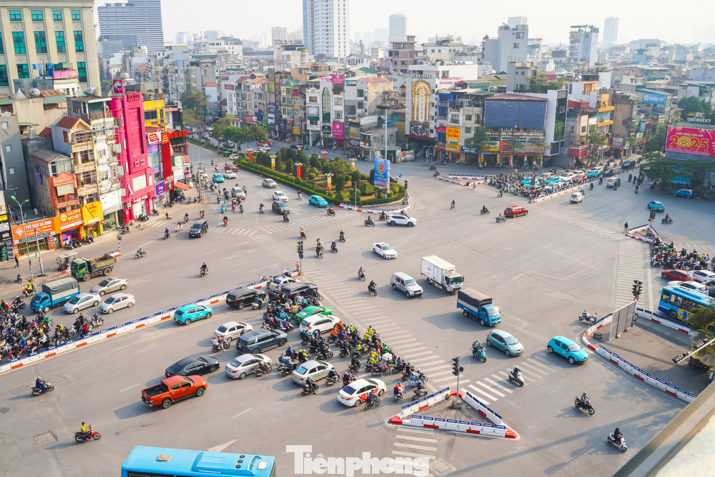 Nút giao thông Ô Chợ Dừa (quận Đống Đa, thành phố Hà Nội) là nơi tiếp giáp của 7 tuyến đường có mật độ phương tiện cao, thường xuyên xảy ra ùn tắc do một số người dân không chấp hành luật lệ giao thông.