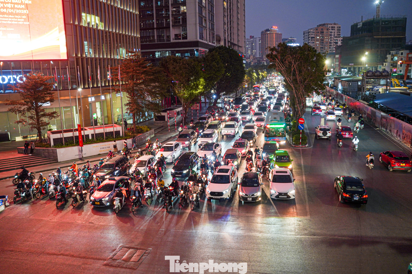 Không chỉ ban ngày, về đêm khi không có CSGT đứng chốt, người dân vẫn rất chấp hành việc dừng đèn tín hiệu giao thông.